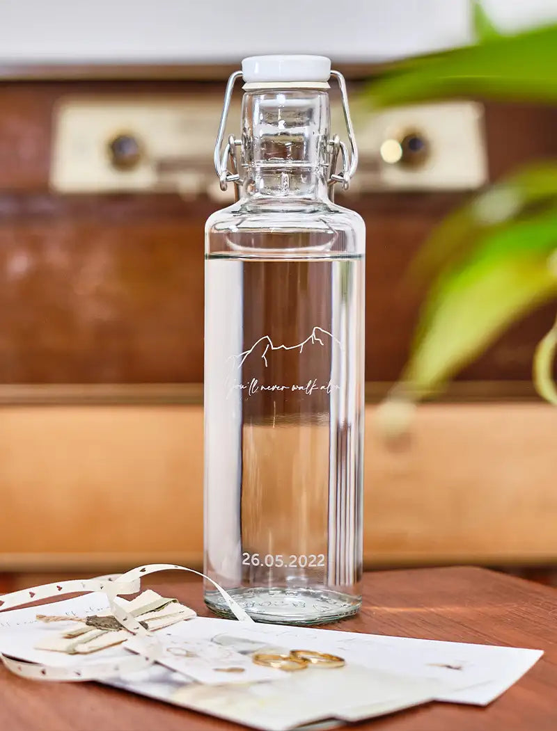 Trinkflasche aus Glas mit Logogravur
