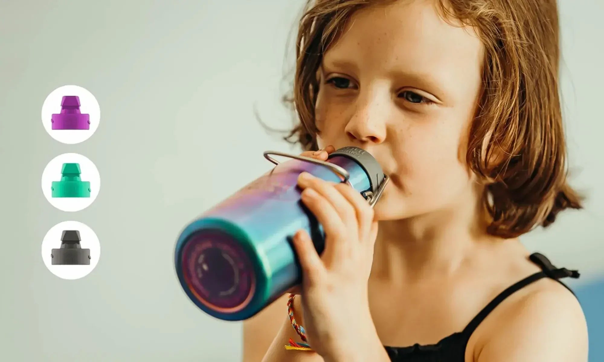 Kind trinkt aus bunter Trinkflasche aus Edelstahl