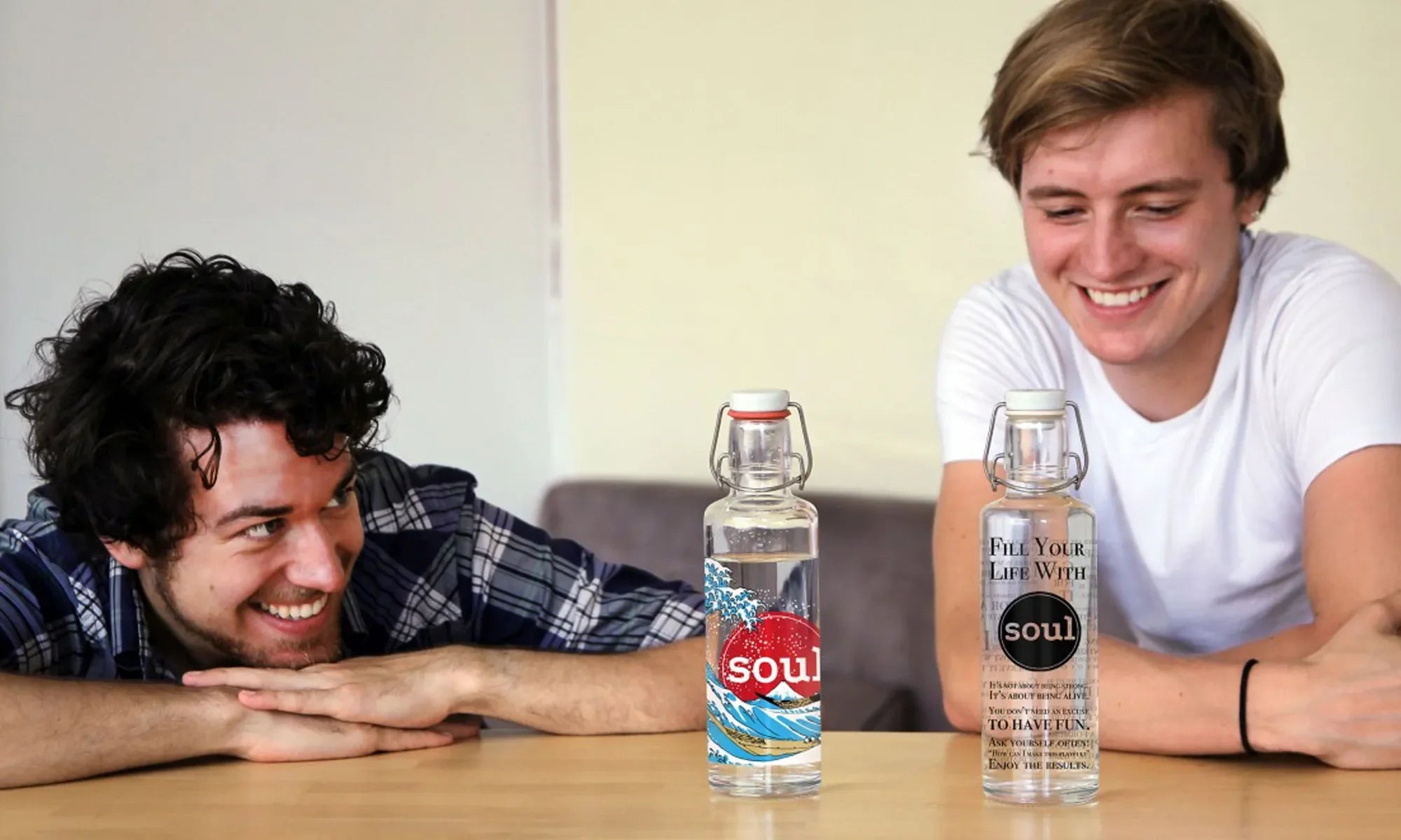 soulbottles Gründer betrachten Trinkflasche