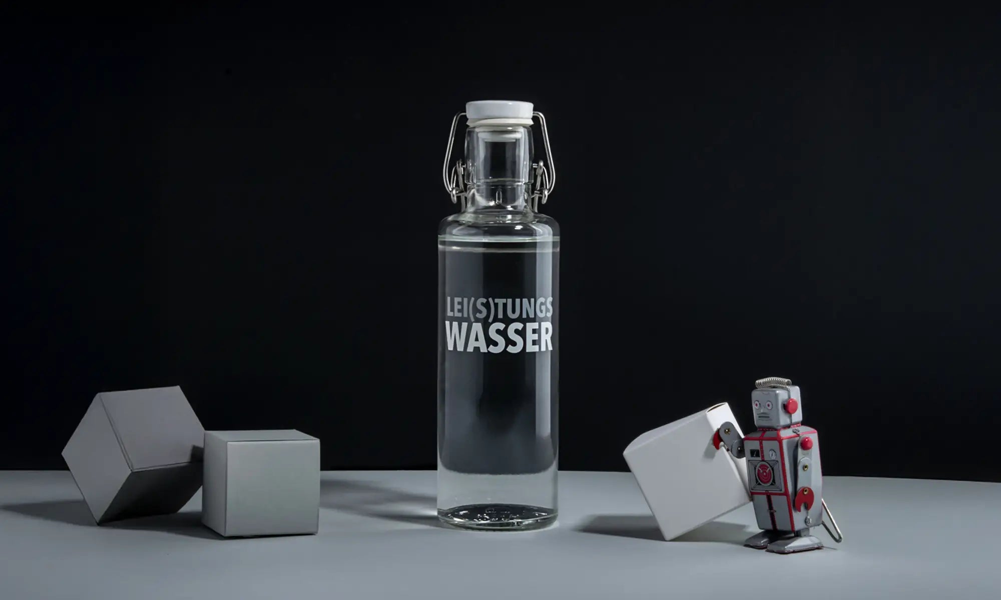 Trinkflasche aus Glas mit Lei(s)tungswasser-Motiv