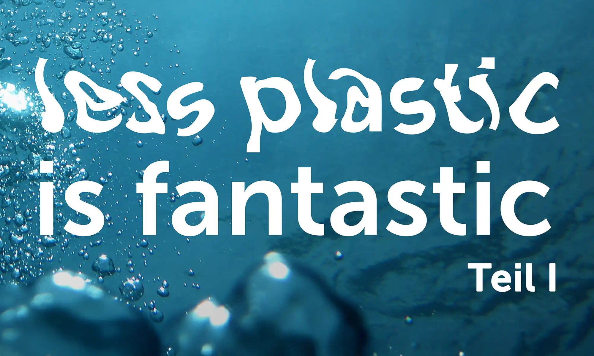 Unterwasserbild mit Schriftzug "less plastic is fantastic"