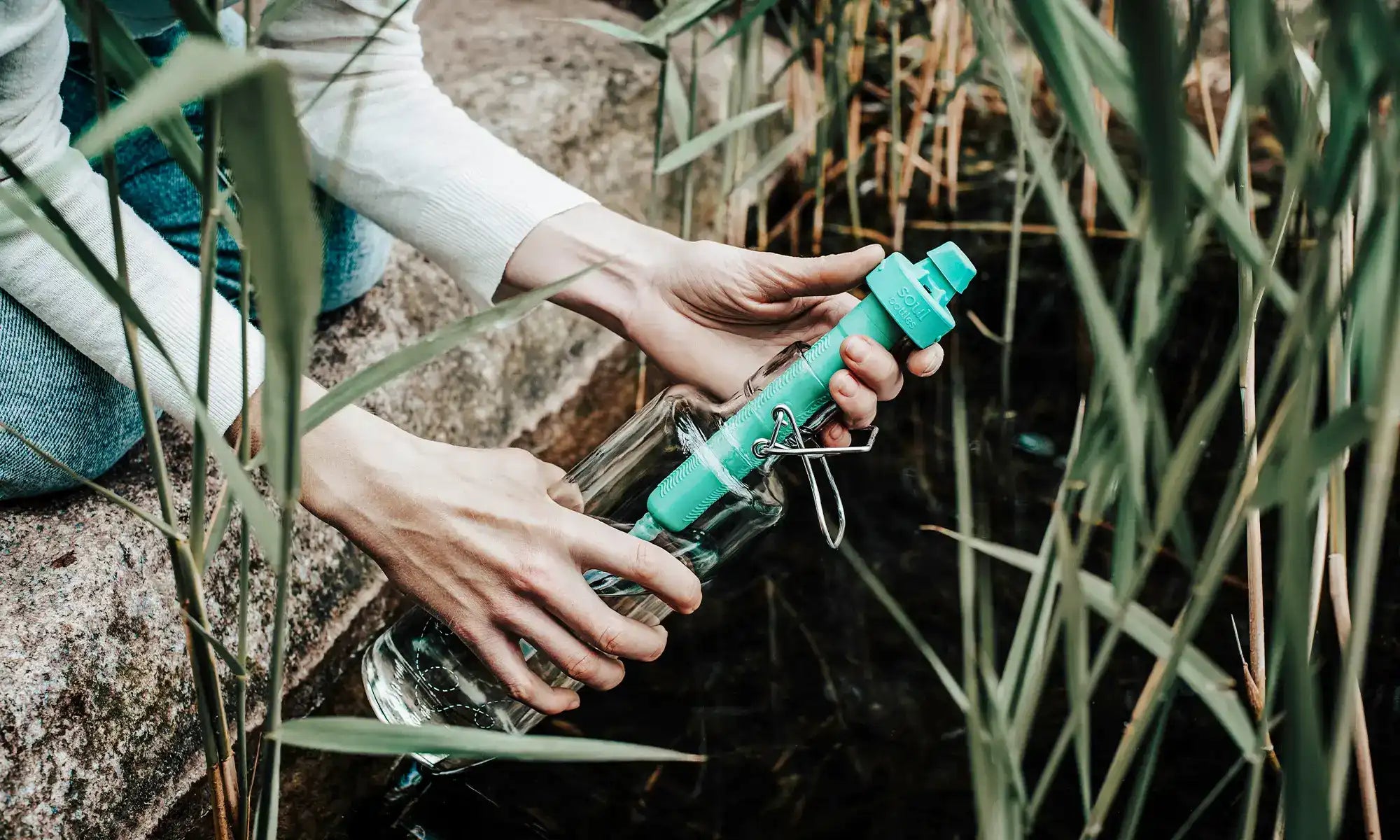 Wasserfilter von soulbottles in Glastrinkflasche am See