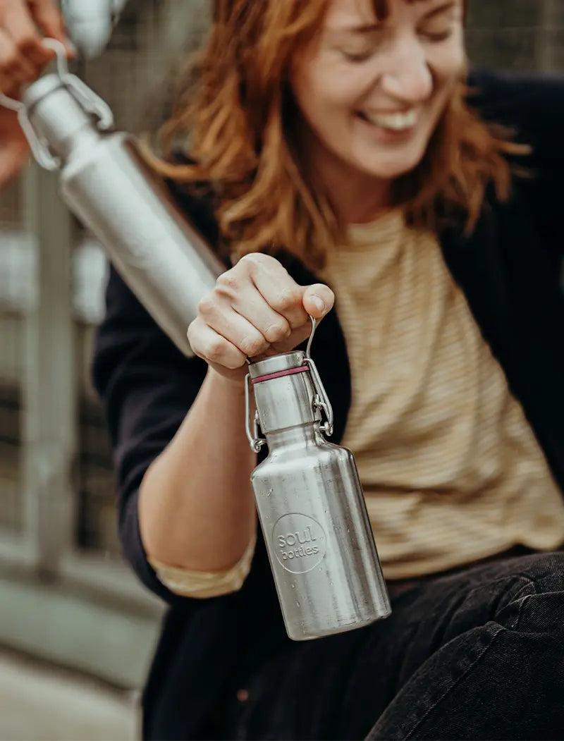 Frau hält Trinkflasche aus Edelstahl 0,5 l in der Hand