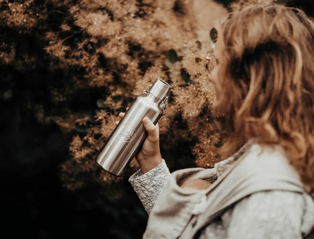 Frau mit soulbottle Trinkflasche 0,75l aus Edelstahl vor Felswand