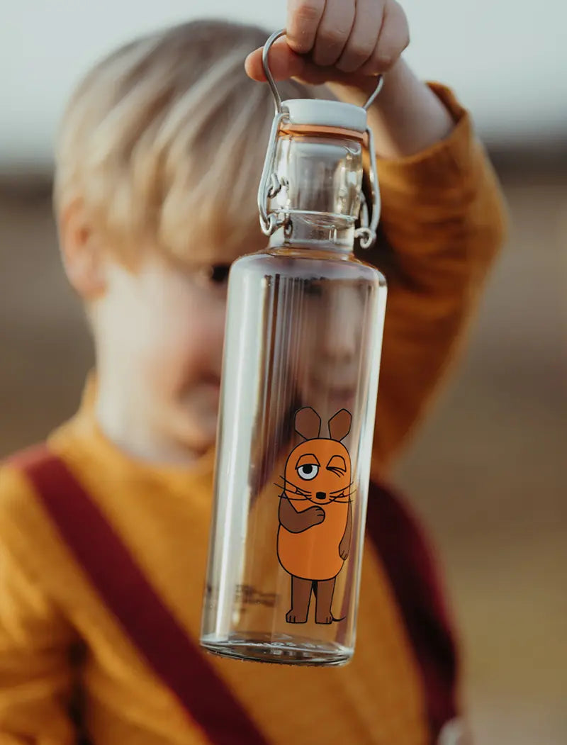 Kind mit Trinkflasche in der Hand mit dieMaus Motiv