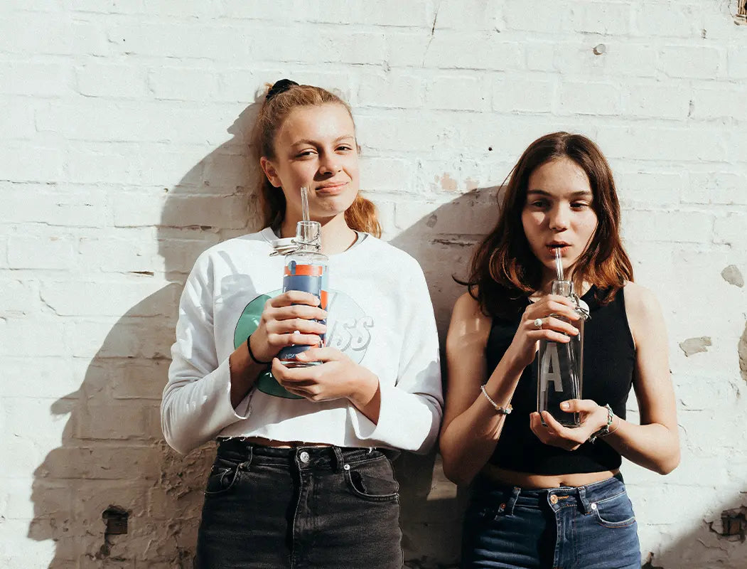 Teenies-mit-Trinkflasche-vor-Wand