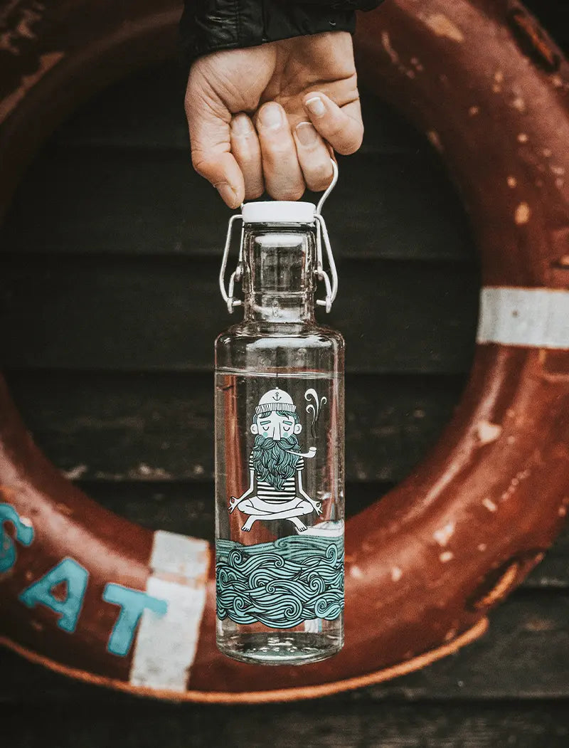 Trinkflasche aus Glas mit Soulsailor Seefahrer Motiv am Hafen