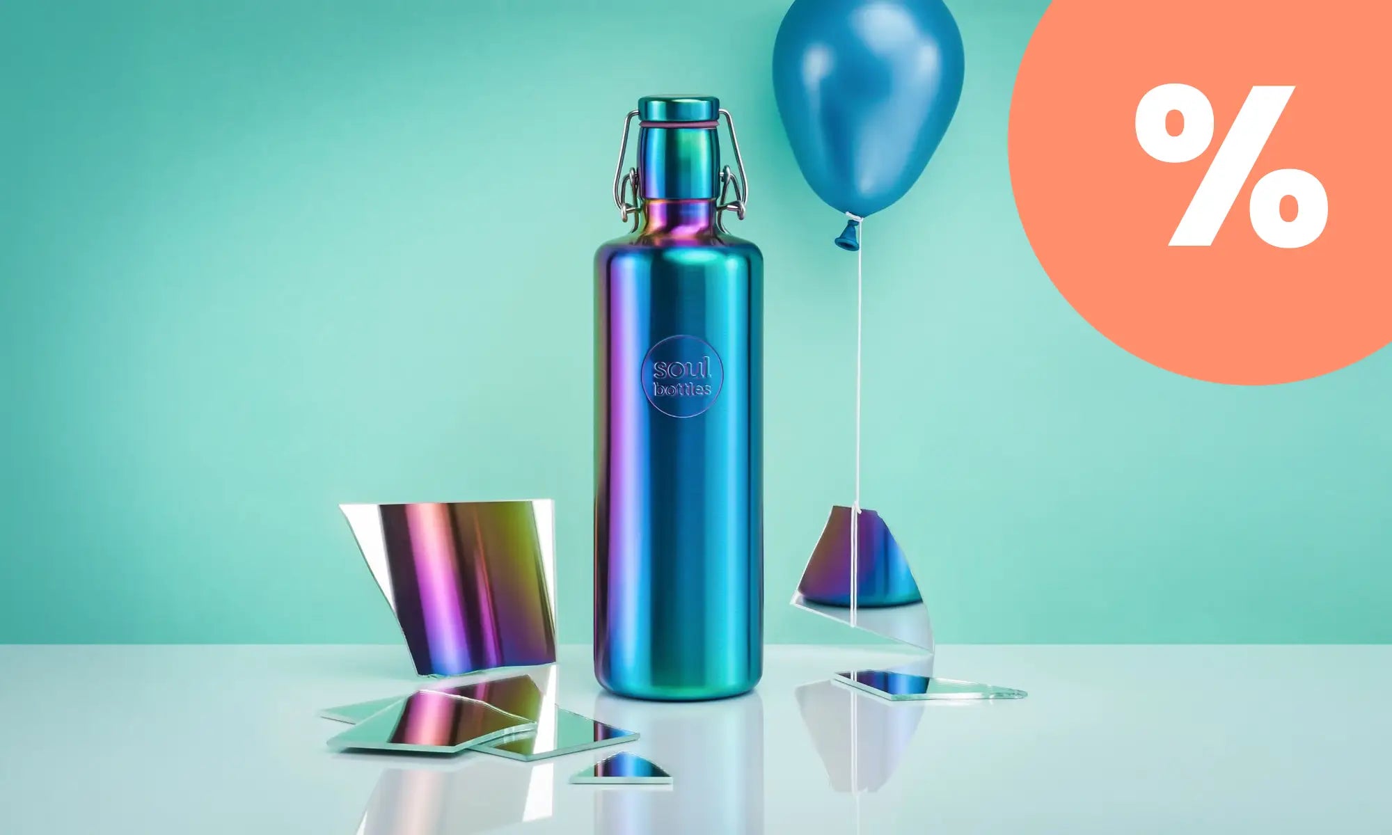 Trinkflasche aus Edelstahl im Regenbogen-Look auf tisch mit Rabattzeichen