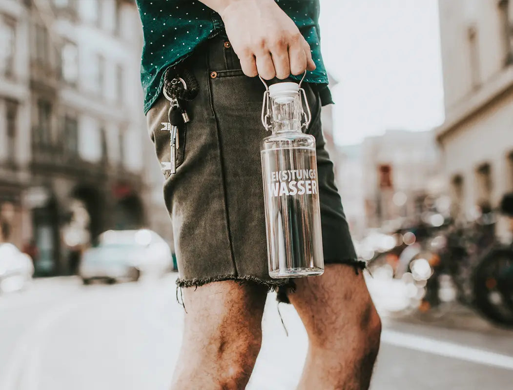 Trinkflasche aus Glas im urban jungle