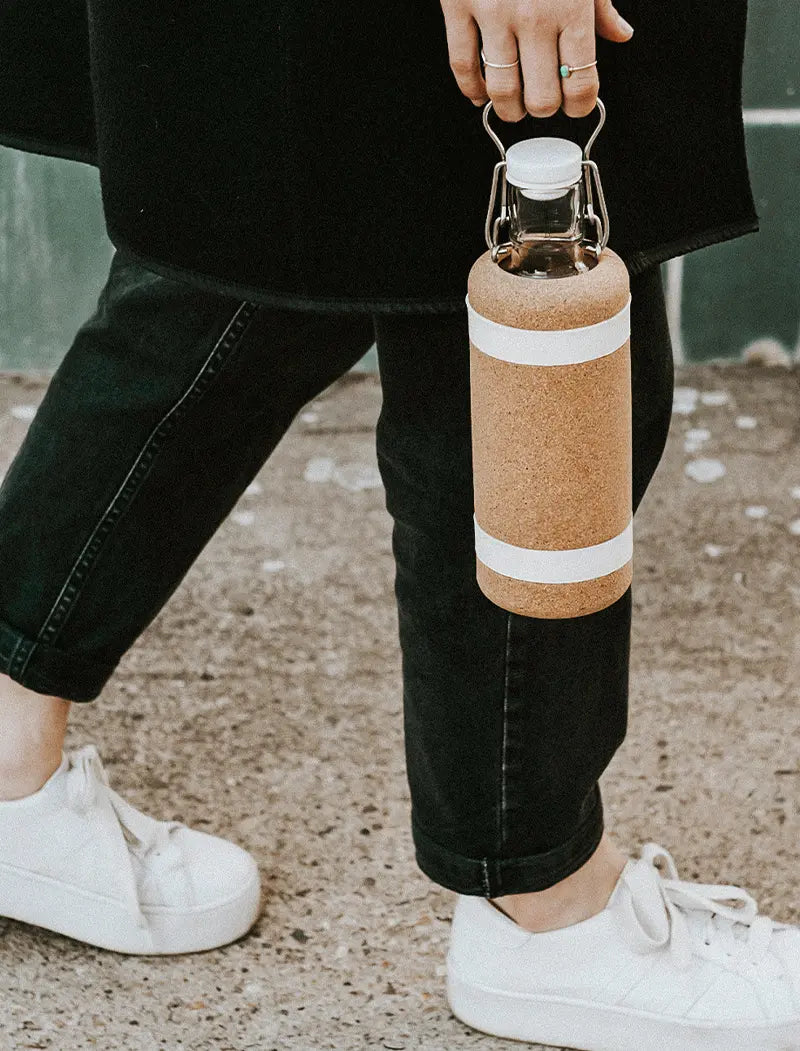 Trinkflasche aus Glas mit Korkschutzhülle