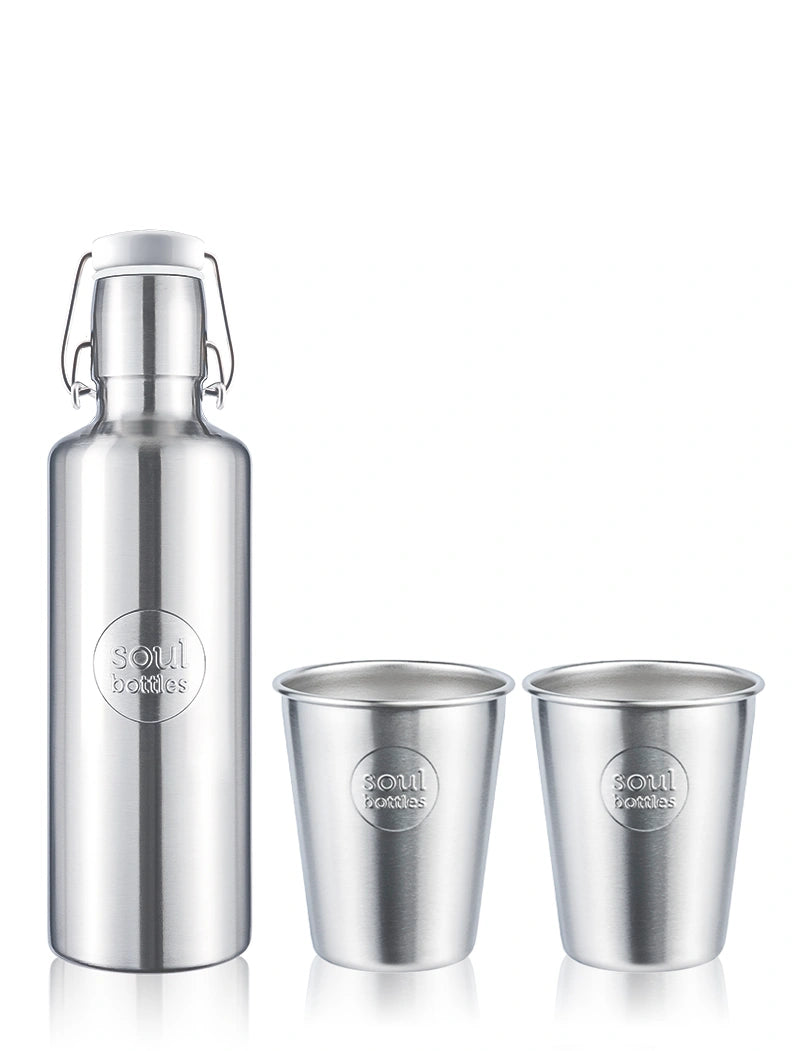 Set aus Thermosflasche steel insulated und zwei Trinkbechern aus Edelstahl