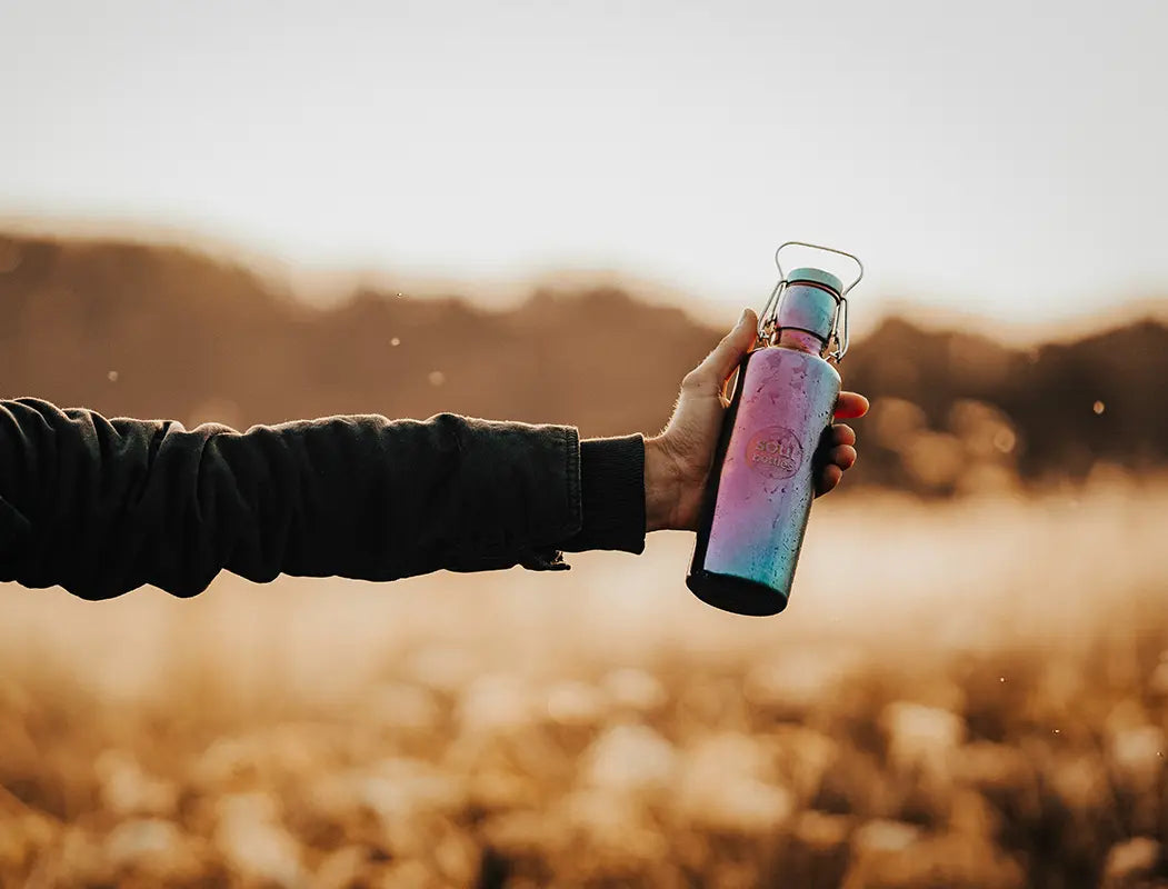 Moodbild einer Trinkflasche aus Edelstahl im Regenbogenlook