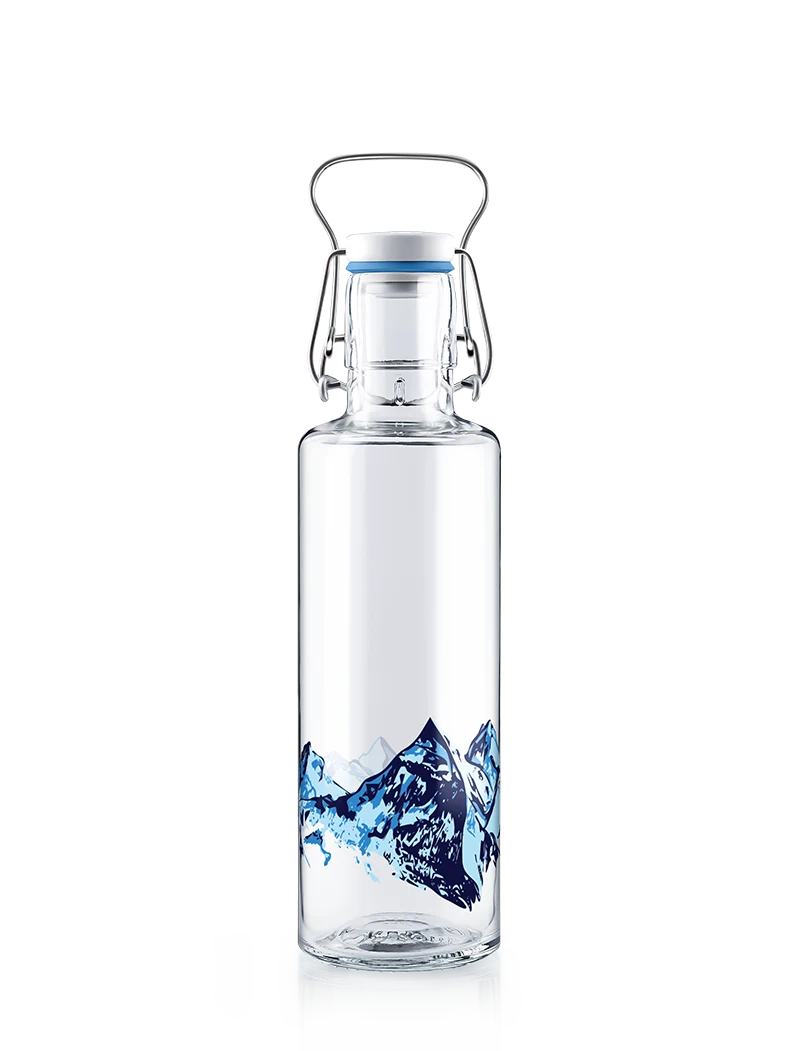 Trinkflasche aus Glas mit Bergpanorama Alpen