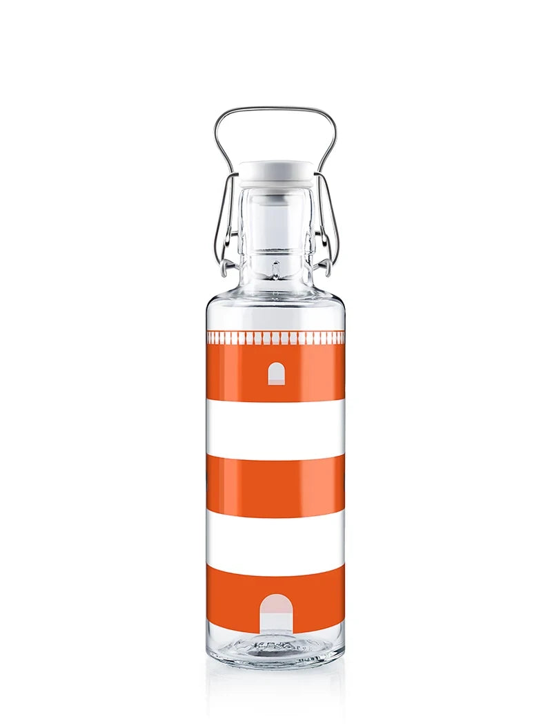 Freisteller einer Glasflasche mit Leuchtturm-Motiv