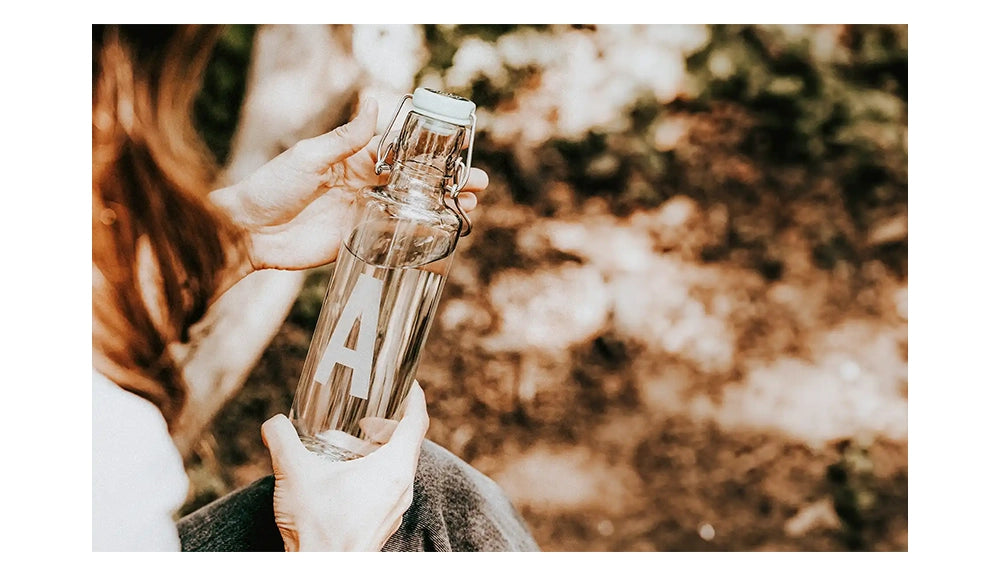 Trinkflasche aus Glas mit Symbolgravur Buchstabe