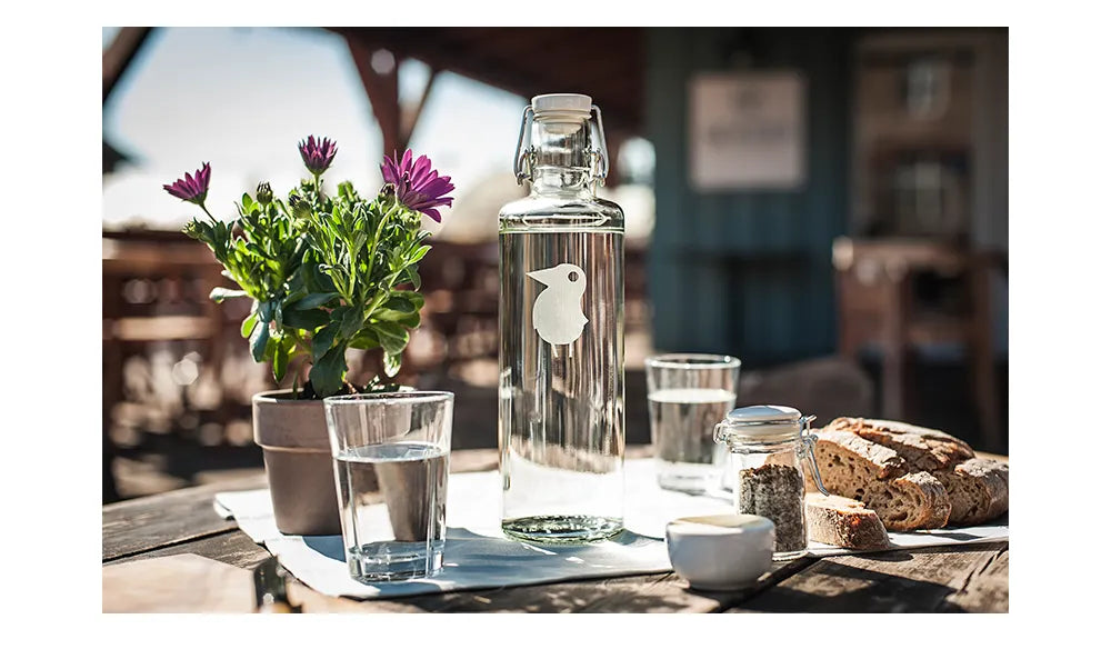 Trinkflasche aus Glas mit individueller Logogravur