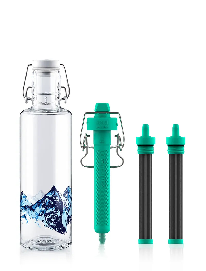 Trinkflaschen Sparset bestehend aus Glasflasche mit Bergpanorama Motiv und In Bottle Wasserfilter mit Ersatzkartuschen